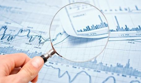 CAI Consultoría revisando gráficos